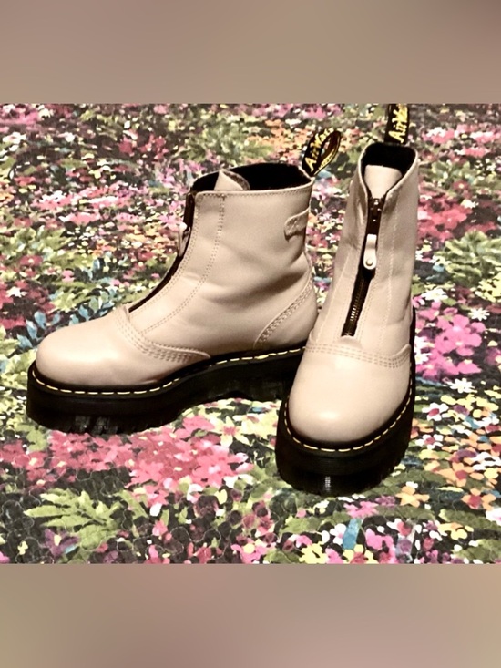 Dr. Martens Shoes - EUC Dr. Martens Jetta Leather Sendal Cream Zip Combat Boots 🖤🩶🤍🩷❤️‍🔥